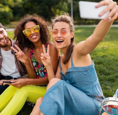 femmes et homme détendus et joyeux  avec le sourire