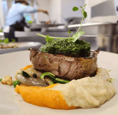 Un filet de bœuf, chimichurri fumé maison...accompagné des légumes de saison.