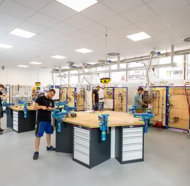 few people training in a lab