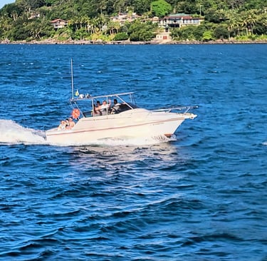 Passando pelo Farol da Ponta das Canas, Ilhabela