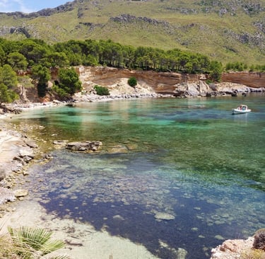 Es Caló, cala virgen de aguas cristalinas y fondo marino – excursión en barco desde Alcudia