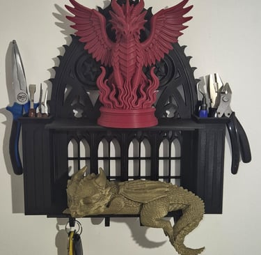 Une étagère avec de nombreux rangement mise en scène