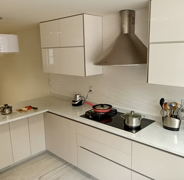 Cocina blanco alto brillo y melamina cairo