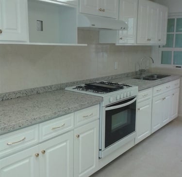 Cocina clásica barnizada en blanco