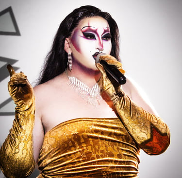 Enbystial drag queen lille entrain d'animer une soirée queer