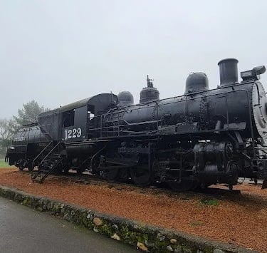 Roseburg - historic train along a nature trail at Stewart Park