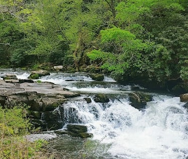 Smoky Mountains, N. Carolina Travel - Nantahala Cascades, kayakers love whitewater Nantahala River