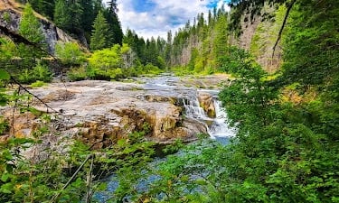 Waterfall Hwy, OR - Steamboat Falls can be seen a minute away from the parking lot  