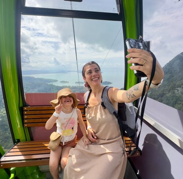 une maman et sa fille faisant un selfie dans une cabine téléphérique à Langkawi en Malaisie.