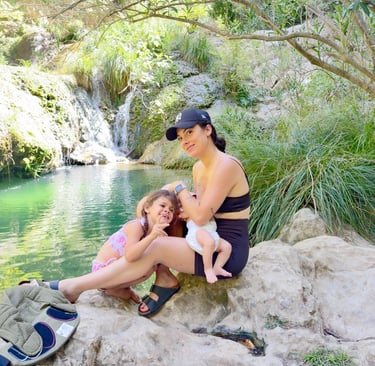 une mère et ses filles en randonnée en grèce