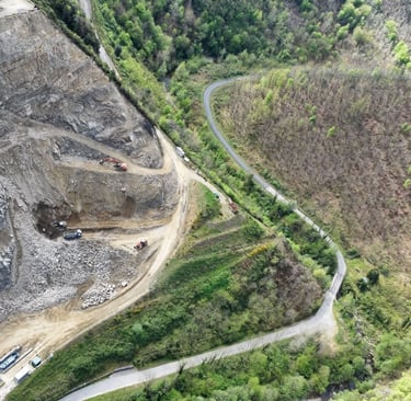 Immagine aerea di un'area in escavazione