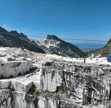 Paolo Corradeghini fotografato da un drone all'interno di una cava di marmo bianco di Carrara