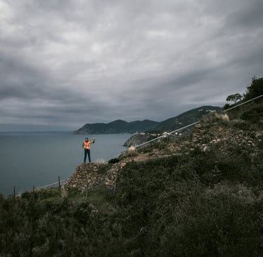 Paolo Corradeghini fotografato da drone durante un rilievo alle 5 Terre