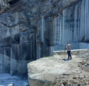 Paolo Corradeghini misura un punto in una cava con un'antenna GNSS