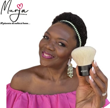 Méthode Kouoh, CEO di METHODE K con il suo maxi pennello kabuki pelo naturale di capra