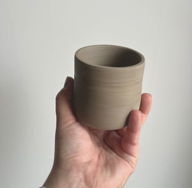 un gobelet à l'état de cuir