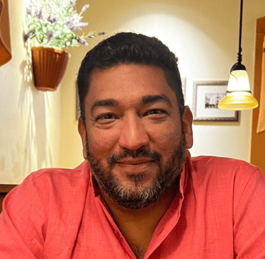 Este es Eduardo Chang, Cooperador de Gestiones Internacionales de Fundación