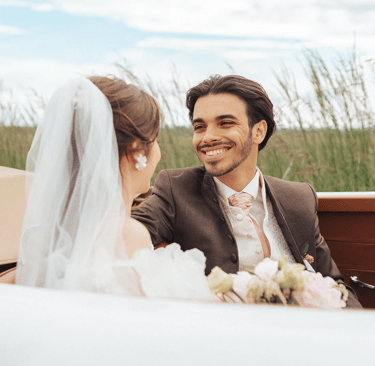 Jeune marié qui regarde sa femme avec le regard plein d'amour.