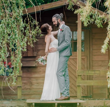 Photo de couple de mariage au bord d'un étang.