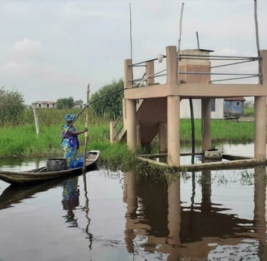 Plateforme surélevée pour que les villageois aient accès à l'eau potable