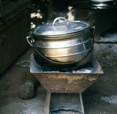 Casserole où sont cuits les mouches soldats noir