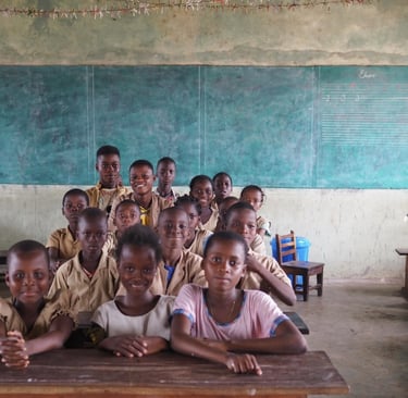 un groupe d'enfants assis à des bureaux dans une salle de classe