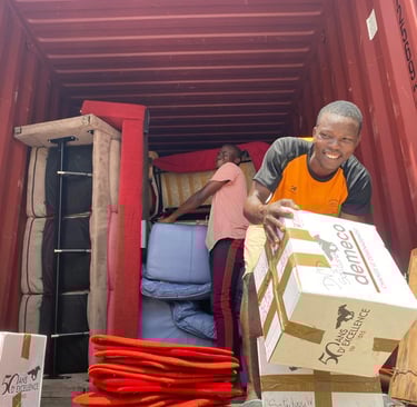 déchargement des objets du conteneur qui vont servir à la vente du bric-à-brac