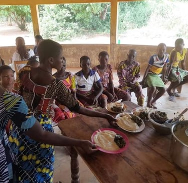 Cantine solidaire au centre d'éducation alternatif de Zè qui propose un repas gratuit