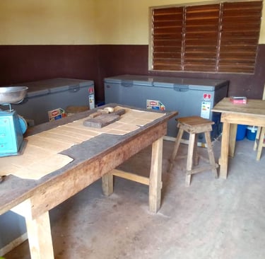 Atelier où sont stockés les poissons de la poissonnerie et table où ils sont découpés