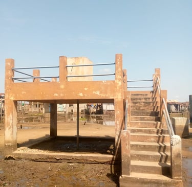 Plateforme surélevée pour que les villageois aient accès à l'eau potable