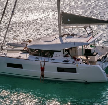 alquiler-barco-cadiz-catamarán-sache-familia-disfruta-baño-mar