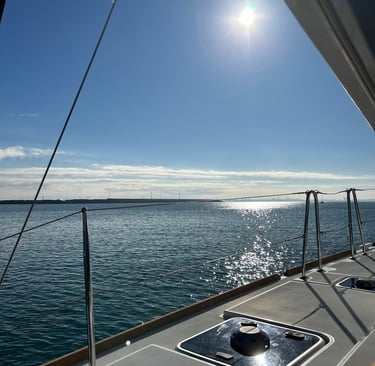 alquiler-barco-cadiz-vista-bahía-de-cadiz-desde-patin-izquierdo-catamaran-verano