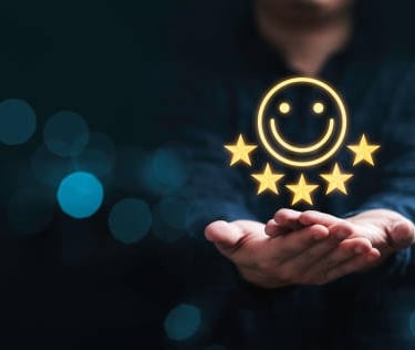Ügyfél elégedettség és ötcsillagos értékelés szimbóluma, ideális Google review menedzsment és online