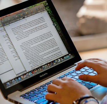 Student alegând tema pentru licență