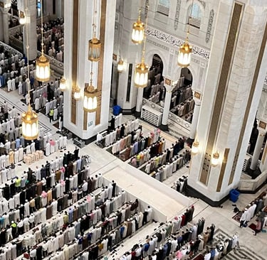 Prière collective autour de la kaaba au Masjid Al Haram à la Mecque recueillement spiritualité.