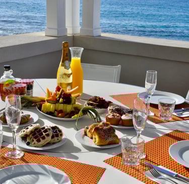 Petit déjeuné dressé sur une terrasse de villa aux Terres Basses