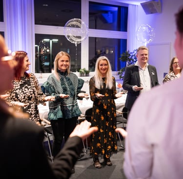 når vi gør noget sammen i teambuilding, så er vi alle i samme situation. latterkursus og sammenhold