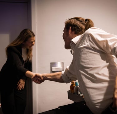 Kontakt er vigtigt i mødet med mennesker i et latterkursus.