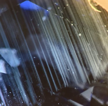 Safirdeki tozlaşmış rutil iğnecikleri bize taşın doğal olduğu ile ilgili fikir verir FAKAT !!!