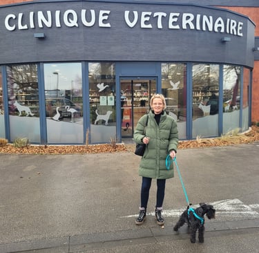 Schnauzer nain noir et son éleveuse