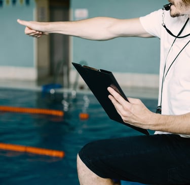 entrenador de natación felicitando a nadador