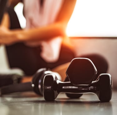una persona entrenando fuerza para mejorar la natación