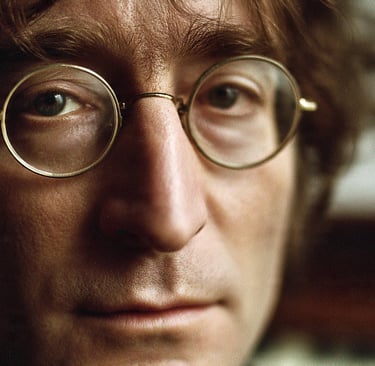Transformación visual de John Lennon en 1967 con lentes redondos durante la era Sgt Pepper