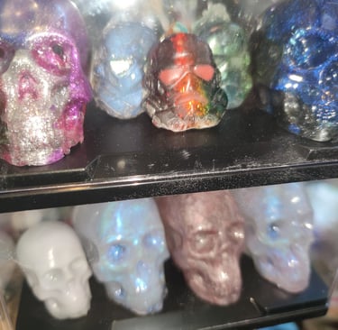 Varias calaveras de colores y soldado imperial