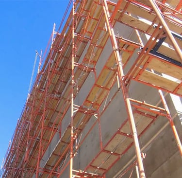 Periyodik muayene ve kontrol yapılan fabrika ekipmanları, iş güvenliği standartlarını destekler.