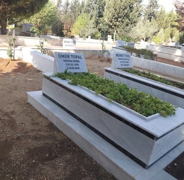 Adana’da özenle tamamlanmış granit mezar taşı örneği.