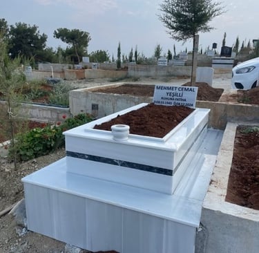 Doğal taş işçiliğiyle tamamlanan modern mezar tasarımı.