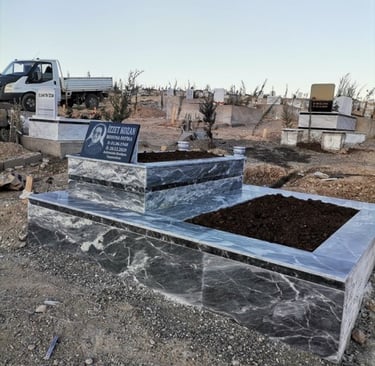 Sade ve zarif detaylara sahip mezar taşı çalışması