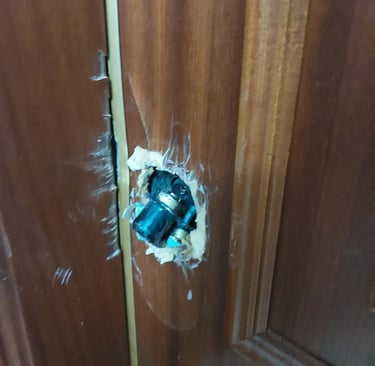 Cambio de bombín y reparación de cerradura bloqueada en El Campello  Una cerradura bloqueada puede c