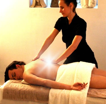 une praticienne de massage professionnelle fait un massage sur table, lumière blanche sous ses main 